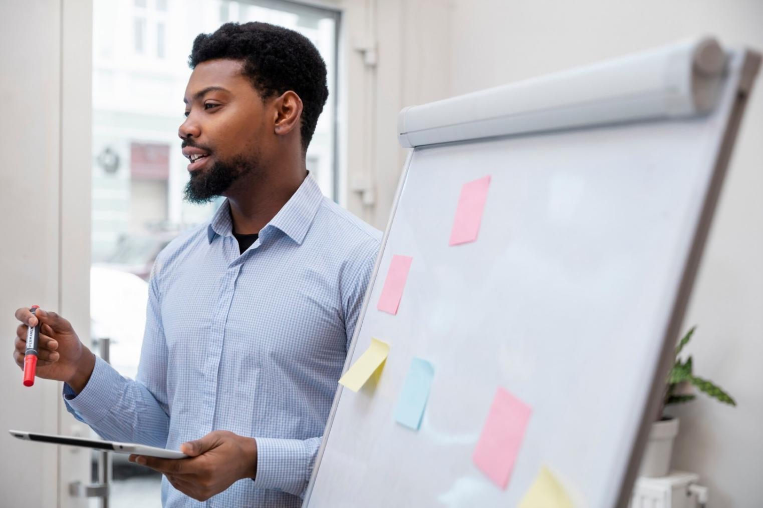 Workshop-Situation mit Teilnehmern und Trainer bei der Bearbeitung von Investmentfällen